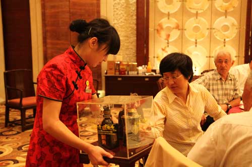 图文:中国低度浓香型白酒发展大会现场品尝山